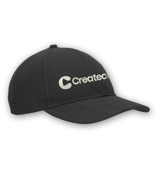 Haftowane logo na czarnej czapce